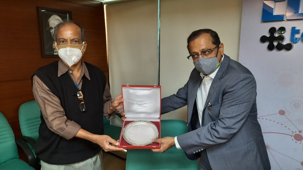 Mr Tapan Roy, Ex-Dy. Director, Technical Education, Govt. of West Bengal receiving a memento from Mr Anupam Shah, Past Chairman and Chairman of the Committee on Technology Centre, R&D and TUFS ( Technology Upgradation Fund Scheme), EEPC India